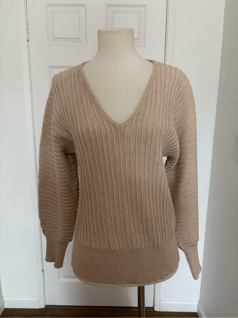 Pinque Ribbed V-Neck Sweater in Beige Size Small